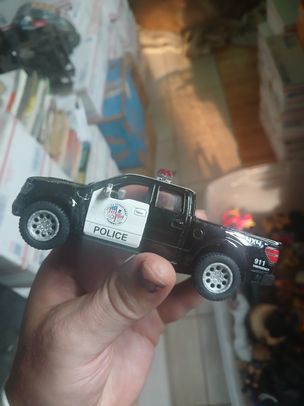 Kinsmart 1/46 scale diecast model of a 2013 Ford F-150 SVT Raptor SuperCrew poli